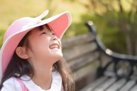 可爱的笑脸女孩图片