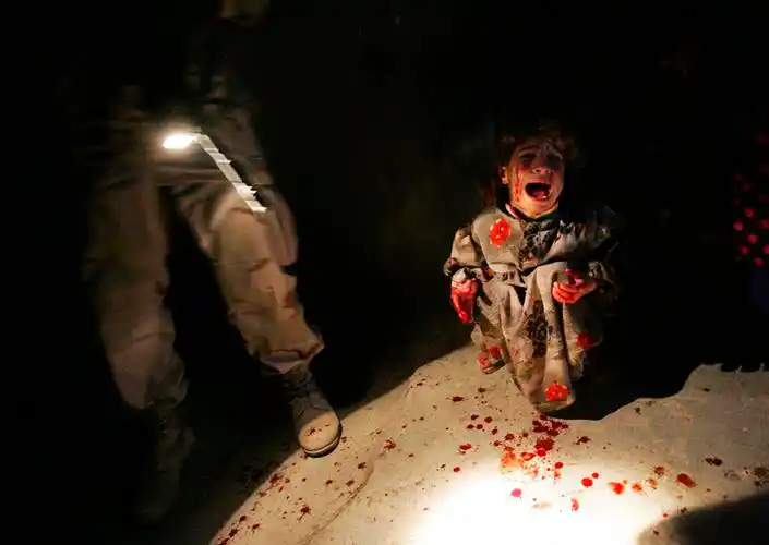 2005年1月18日,伊拉克塔尔阿法尔市街头,一个全身是血的小女孩大哭,她