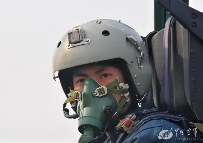 中国空军最年轻王牌飞行员曝光 驾歼8打出11:0
