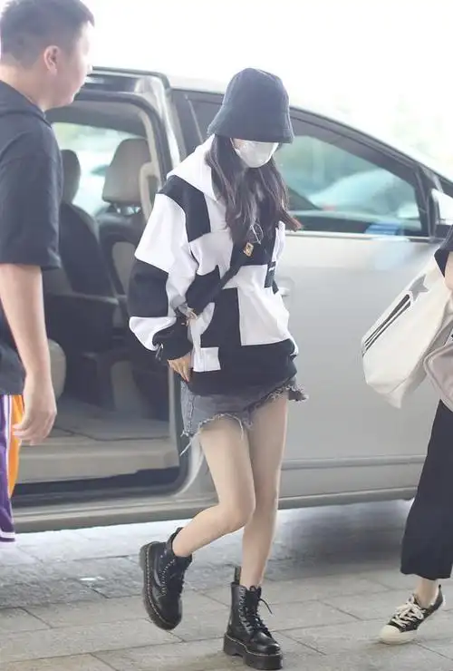 赵丽颖黑白造型现身机场卫衣热裤潮感十足配马丁靴又美又飒