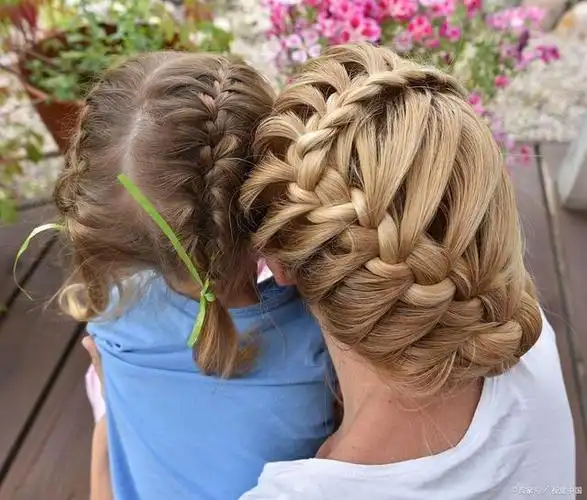 儿童鱼骨辫是一种辫子样式,通常给小女孩编织,它以其仿鱼骨的形状而得