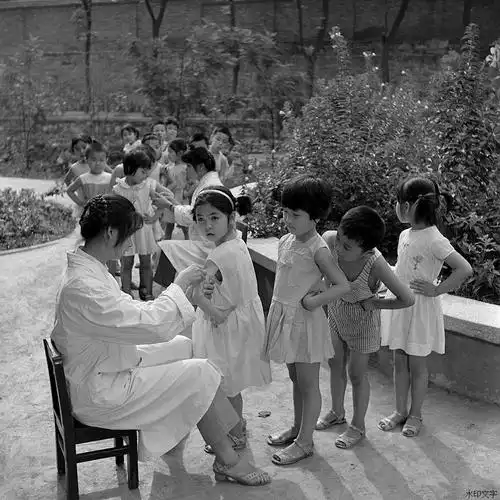 八十年代儿童接种疫苗