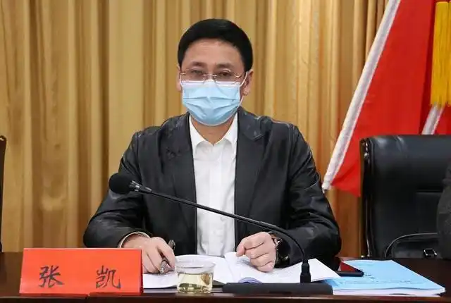 县长,县生环委副主任,县蓝天保卫战指挥部第一副指挥长张凯主持会议)