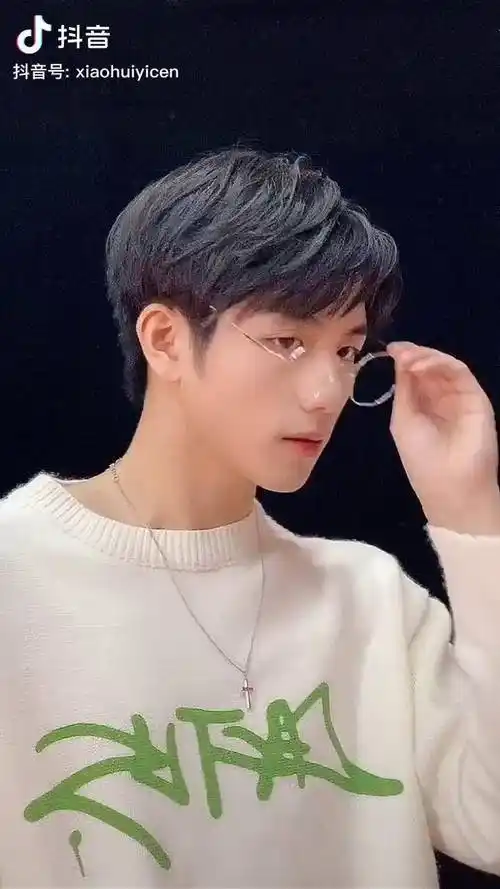 你喜欢哪个季节呢或者喜欢哪个季节的我结尾有点东西送你易川