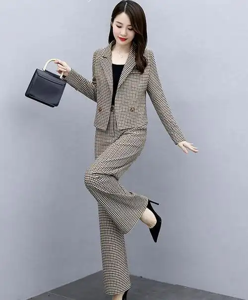 秋天了,四十岁的女人建议多穿这样的套装,很美很时尚