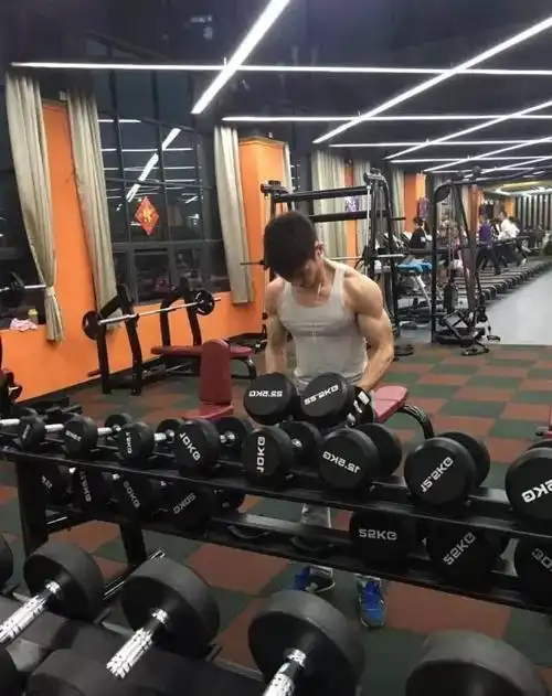 健身房挥汗如雨成完美肌肉型男