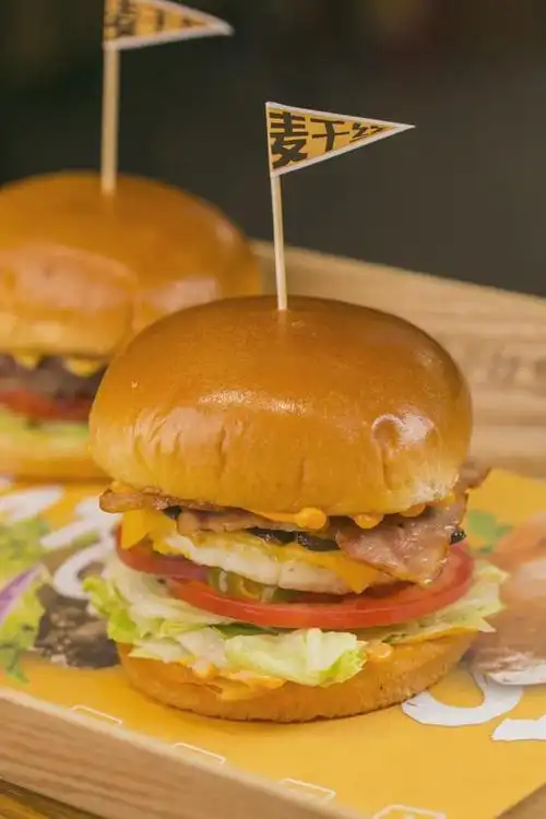 现点现烤的牛肉汉堡肉厚料多一言不合会爆汁