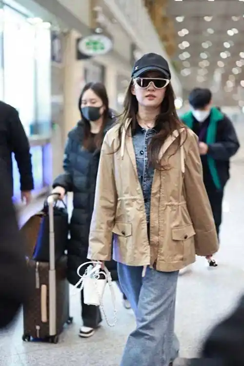 街拍:刘亦菲风衣搭配牛仔套装时髦利落_北京_机场