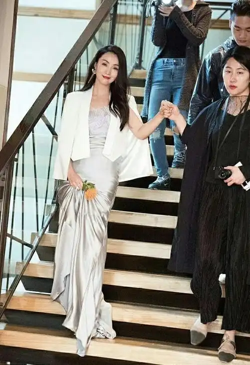 面对金星的灵魂拷问,陶虹坦然地回答:"别的女人看上我老公,证明我眼光