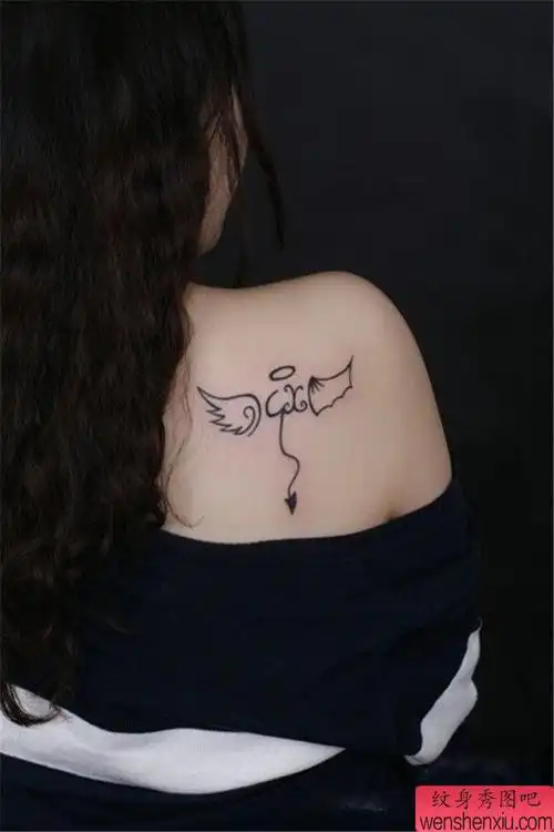 女生肩部翅膀纹身图案