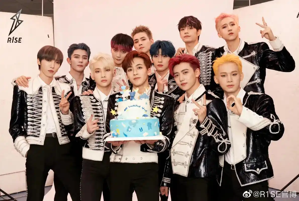 98#r1se #r1se #生日 #集体照 - 抖音