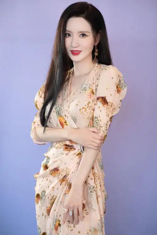 张萌还是适合温柔风一身锦鲤裙女神范十足长发红唇太好看