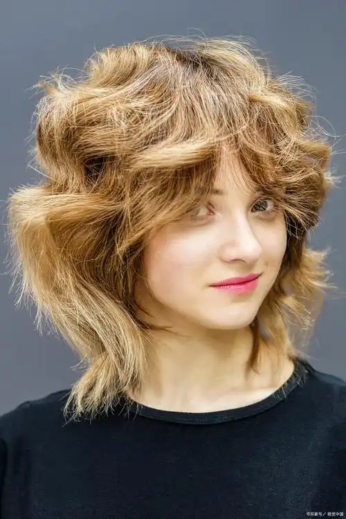 自来卷头发独特魅力,如何根据个人喜好选择适合的发型?