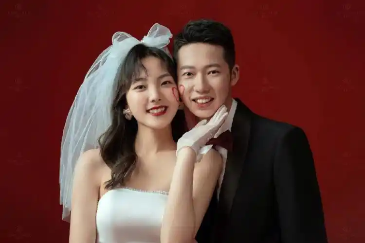 室内复古的俏皮婚纱照风格