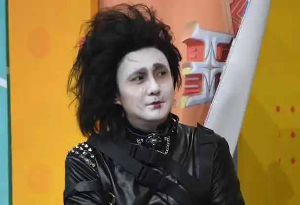 关晓彤蜡像进驻上海杜莎,当蜡像揭幕时,她的反应太搞笑了