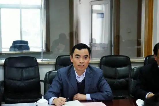 英德海螺公司总经理吴铁军同志首先代表英德公司向市委市政府对企业一