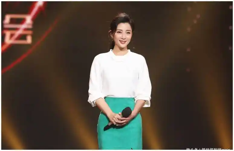 原创殷桃年过四十身材保持良好一身黑衣简约帅气素颜美得舒服自然