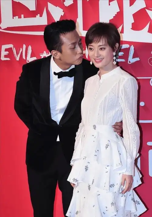 邓超和孙俪这对模范夫妻经常到处游玩,还经常在某博分享他们生活的