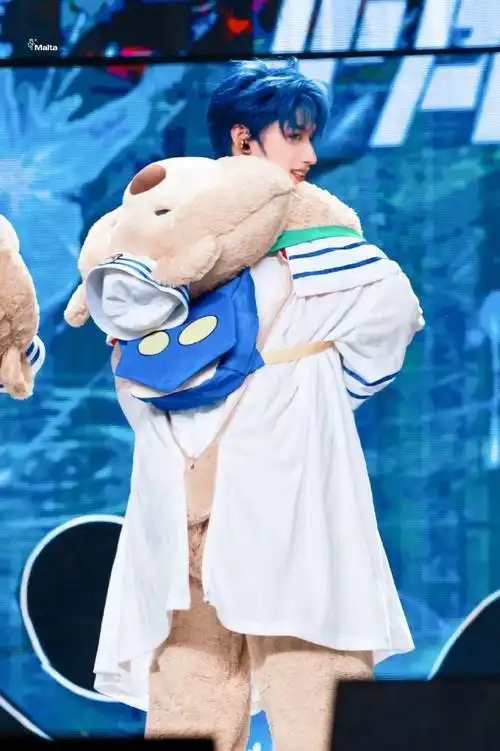 朱志鑫[超话]#好可爱的93宝宝#朱志鑫蓝发#@tf家族-朱志鑫