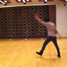 帅哥翻跟斗室内黄色gif动图_动态图_表情包下载_soogif