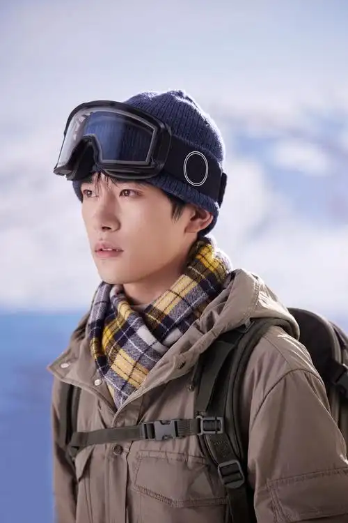 易烊千玺拍摄北京冬奥会火炬传递故事短片每张花絮图都非常帅气