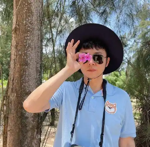 "叔圈顶流"刘奕君:戏里恶毒大反派,戏外携手太太吕梓瑗15年