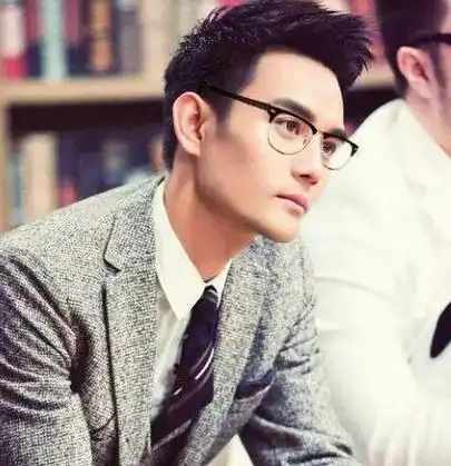 眼镜男生清爽短发发型