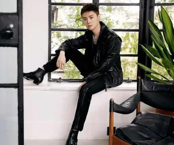 鹿晗生图照被曝光,与超模刘雯同框看秀,短发配黑皮衣尽显硬汉范