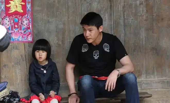 陆毅晒一家四口出游照13岁贝儿身高到爸爸肩膀父女合影似兄妹