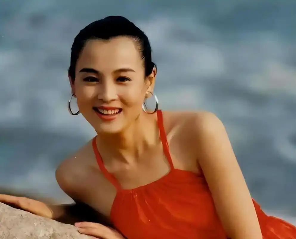 演员赵明明:嫁给英宁,离婚那天抱着女儿大哭,52岁依旧单身