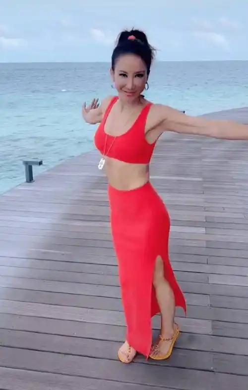 可以说是非常性感的设计,很适合李玟的身材.