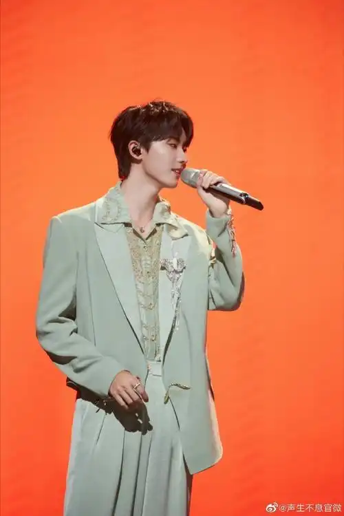 马嘉祺绿色镂空衬衫##马嘉祺绿色西装造型