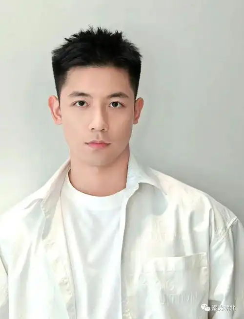 第2款:露额发型天气闷热,男生们就不要把头发留得太长了,否则你会热得