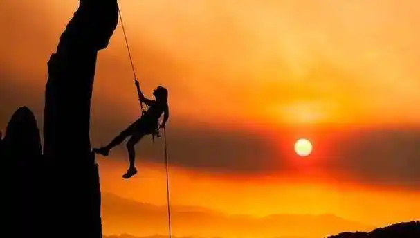 面对生活,面对生活,我们只有坚强自己,才能立于不败之地,无所畏惧.