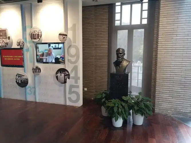 说来也巧,那天我冒着蒙蒙细雨,来到上海理工大学,许多同学正从首任