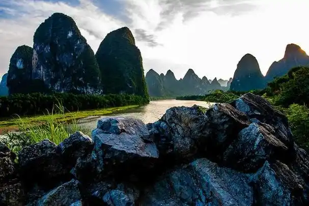 漠视人世的桂林山水,如此地凝聚了无尽的绝美