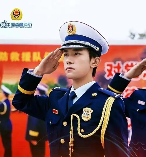 易烊千玺身穿军装为消防员打call