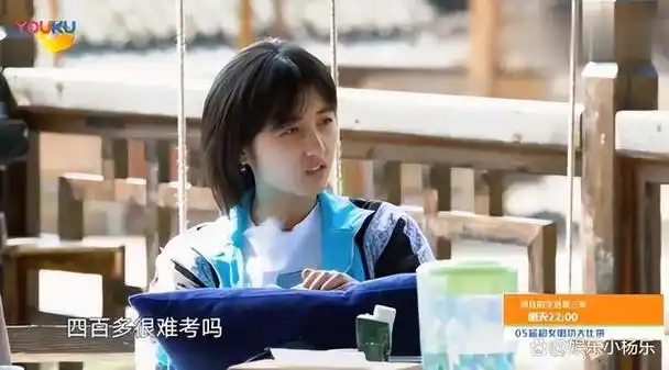 在高考成绩方面,尽管嘲讽对手的张子枫只取得了300多分,但这使她自己