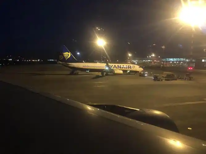 旧版涂装的东航飞机正面还蛮可爱的,黑鼻头