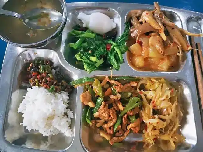 广东电子厂老板自夸食堂伙食好能进全国前十却遭网友疯狂吐槽