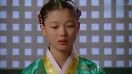 拥抱太阳的月亮:思念家人而伤心的金裕贞,看到世子的她,悲喜交加!