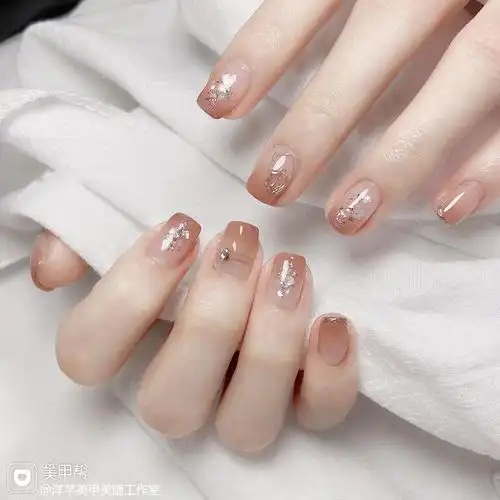 渐变浅色气质美甲图片