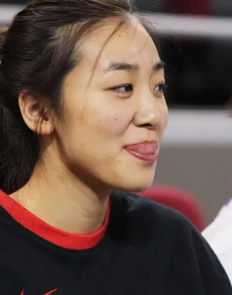 中国女篮第一美女赵爽近日在自己的微博上晒出了儿时和父母的合影.