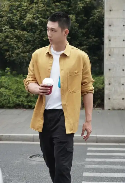 硬汉黄景瑜寸头造型公开,俊男配香车,低调却奢华