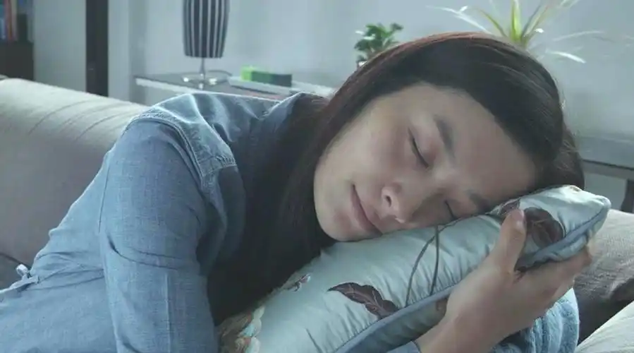 正文  女孩每次睡觉,都在梦里和死去的男友缠绵,却不知这是枕妖的化身