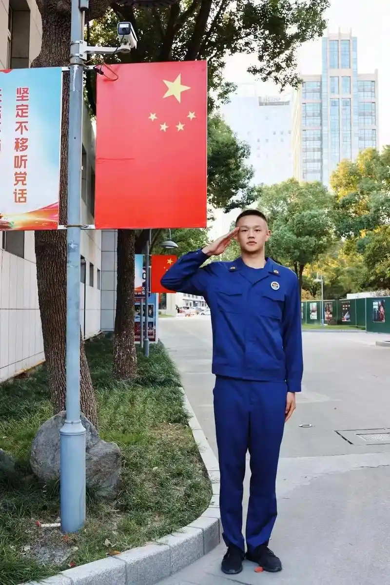 火焰蓝 #消防员 #消防 绿军装的梦,火焰蓝的帅,如今的岁 - 抖音