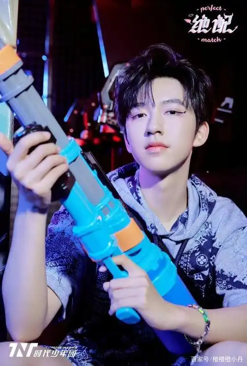 时代峰峻被雷劈!tf家族运动会李飞送伴手礼,时团新歌即将上线!