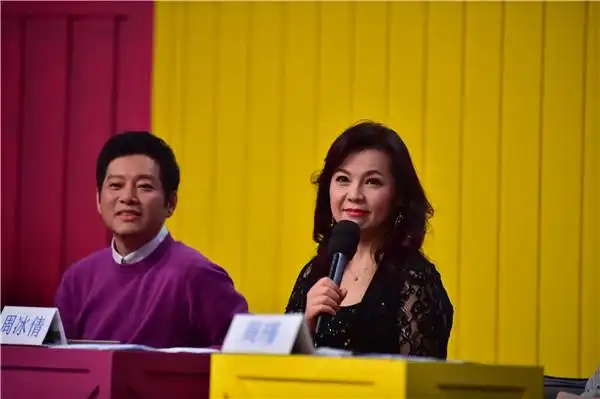 图说:观察员周冰倩和孙鸣洁 官方图汇聚长三角音乐之家,"卡西欧家庭"