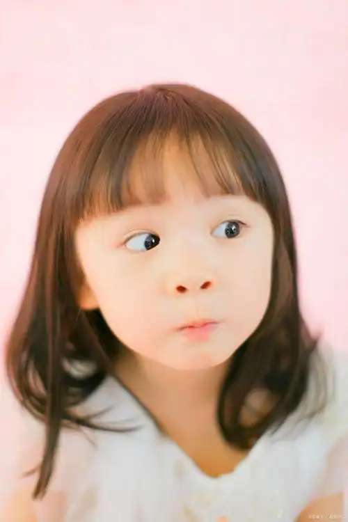 小女孩发型两个丸子头怎么扎好看?