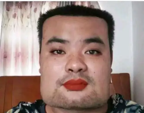 这张丑男照片要是发给女生看,估计女生都会被看吐了.不过这有可能仅仅